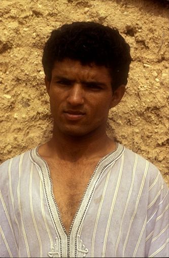 Arena en llanto hombre camisa.jpg