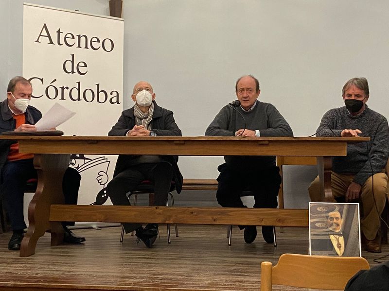 Archivo:Mesa nueva directiva Ateneo.jpeg